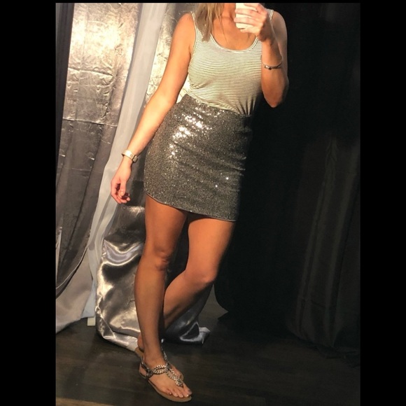 Pewter silver gray sequin mini skirt - Picture 4 of 10